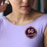 Badge Rond 5 Cm 60e anniversaire de la musique or notes sur le vio<br><div class="desc">Arrière - plan violet foncé avec des notes de musique faux or pour une fête de 60e anniversaire. Avec un cadre en faux or. Modèles pour l'âge et le nom. Le nom est écrit dans un script de style écrit à la main. Lettres d'or et nombre.</div>