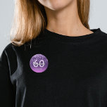 Badge Rond 5 Cm 60e anniversaire de parties scintillant diamants r<br><div class="desc">Un bouton élégant, glamour et girly 60ème anniversaire de fête. Faux parties scintillant de couleur violet et rose avec faux losange et cadre doré. Modèles pour un nom, 60 ans et une date. Date de naissance ou date de la fête/anniversaire. Lettres blanches et roses. Le nom est écrit avec un...</div>