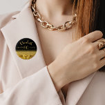 Badge Rond 5 Cm 60e anniversaire noir or monogramme<br><div class="desc">Élégant,  classique,  glamour et féminin. Un arc de couleur or avec parties scintillant dorée et scintillant,  un peu de bling et de luxe pour un anniversaire. Arrière - plan noir. Modèles pour son nom,  son âge,  sa date de naissance et sa date anniversaire.</div>