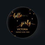 Badge Rond 5 Cm 60e anniversaire noir or nom bonjour soixante<br><div class="desc">Un décor noir chic et tendance et un texte en faux or écrit avec un script de style à la main tendance : bonjour soixante. Avec des points dorés comme décor. Modèles pour un nom et une date, lettres d'or. Elégant et moderne pour une fête du 60ème anniversaire, peut être...</div>