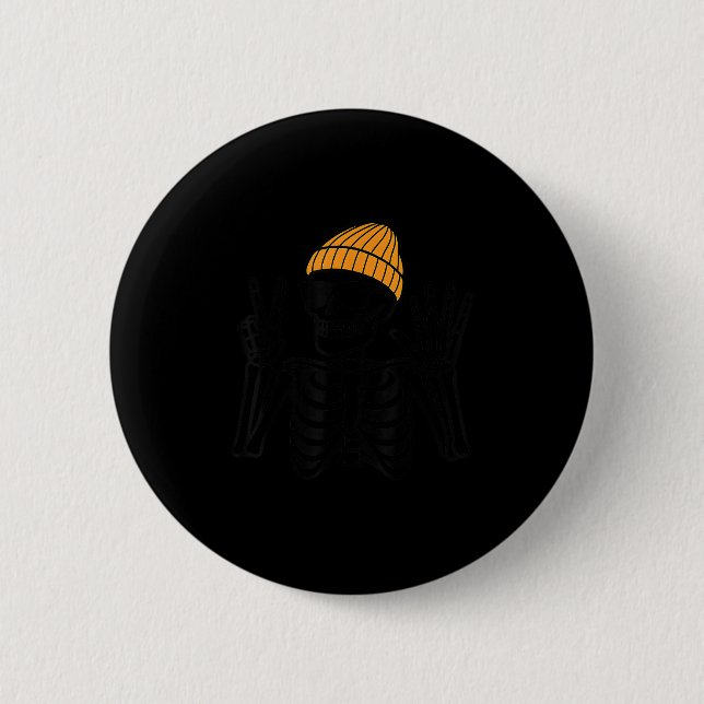 Badge Rond 5 Cm 67 Squelette d'Halloween Signe de Paix Drôle Mème  (Devant)