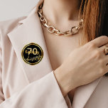 Badge Rond 5 Cm 70e anniversaire de la musique or notes sur le noi<br><div class="desc">Arrière - plan noir avec des notes de musique en faux or pour une fête de 70e anniversaire. Avec un cadre en faux or. Modèles pour l'âge et le nom. Le nom est écrit dans un script de style écrit à la main. Lettres d'or et nombre.</div>
