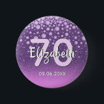 Badge Rond 5 Cm 70e anniversaire de parties scintillant diamants r<br><div class="desc">Un bouton élégant, glamour et girly 70ème anniversaire de fête. Faux parties scintillant de couleur violet et rose avec faux losange et cadre doré. Modèles pour un nom, 70 ans et une date. Date de naissance ou date de la fête/anniversaire. Lettres blanches et roses. Le nom est écrit avec un...</div>