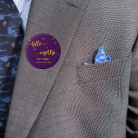 Badge Rond 5 Cm 80e anniversaire violet or nom date bonjour quatre<br><div class="desc">Chic décor violet tendance et texte faux or écrit avec un script de style à la main tendance : bonjour quatre-vingts. Avec des points dorés comme décor. Modèles pour un nom et une date, lettres d'or. Elégant et moderne pour une fête de 80ème anniversaire, peut être utilisé comme une faveur...</div>