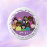 Badge Rond 5 Cm 8 mars | Bouton de la broche de la Journée interna<br><div class="desc">Un bouton épingle violet et blanc pour vous aider à célébrer la Journée internationale de la femme le 8 mars. © ArianeC Illustrations-Tous droits réservés</div>