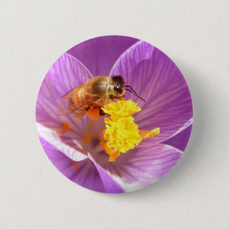 Badge Rond 5 Cm Abeille sur le bouton de ~ de crocus