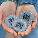 Badge Rond 5 Cm Acheter la mariée une boisson Bachelorette Party Q<br><div class="desc">Rassemblez des boissons gratuites pour la mariée à sa fête de bachelorette ou week-end de bachelorette avec ces boutons de code QR personnalisés en bleu poussiéreux. Design comporte deux lignes de texte personnalisé (avec "acheter la mariée une boisson" et "scanner pour payer par Venmo") en lettres blanches, avec un code...</div>