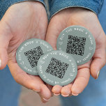Badge Rond 5 Cm Acheter la mariée une boisson Bachelorette Party Q<br><div class="desc">Rassemblez des boissons gratuites pour la mariée à sa fête de bachelorette ou week-end de bachelorette avec ces boutons de code QR personnalisés en vert sauge. Design comporte deux lignes de texte personnalisé (avec "acheter la mariée une boisson" et "scanner pour payer par Venmo") en lettres blanches, avec un code...</div>