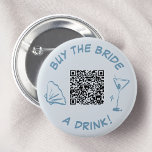 Badge Rond 5 Cm Acheter la mariée une boisson Bachelorette Party Q<br><div class="desc">Célébrez la future mariée avec ce design élégant et amusant de bouton bleu poussiéreux. Doté d'un coquillage fantaisiste, d'un verre de martini pétillant et d'un code QR pratique, ce bouton est l'accessoire parfait pour toute soirée de bachelorette. Faites savoir à vos amis qu'il est temps de lever un verre en...</div>