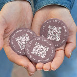 Badge Rond 5 Cm Acheter la mariée une boisson Bachelorette Party Q<br><div class="desc">Rassemblez des boissons gratuites pour la mariée à sa fête de bachelorette ou week-end de bachelorette avec ces boutons de code QR personnalisés en marsala de baies douces. Design comporte deux lignes de texte personnalisé (avec "acheter la mariée une boisson" et "scanner pour payer par Venmo") en lettres blanches, avec...</div>