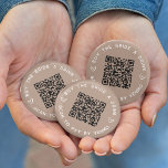 Badge Rond 5 Cm Acheter la mariée une boisson Bachelorette Party Q<br><div class="desc">Rassemblez des boissons gratuites pour la mariée à sa fête de bachelorette ou à son week-end de bachelorette avec ces boutons de code QR personnalisés en taupe neutre. Design comporte deux lignes de texte personnalisé (avec "acheter la mariée une boisson" et "scanner pour payer par Venmo") en lettres blanches, avec...</div>