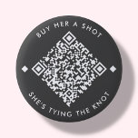 Badge Rond 5 Cm Achetez-Lui Une Capture | Bachelorette Bouton Code<br><div class="desc">Gris minimal "Achetez-lui un coup,  elle est en train de nouer" bouton. Avec un code QR personnalisable ! Il suffit d'ajouter la mariée à l'URL Venmo,  Cashapp ou PayPal d'être dans la zone fournie dans le "personnaliser ce modèle",  et un code QR flambant nouveau va générer sur le design.</div>