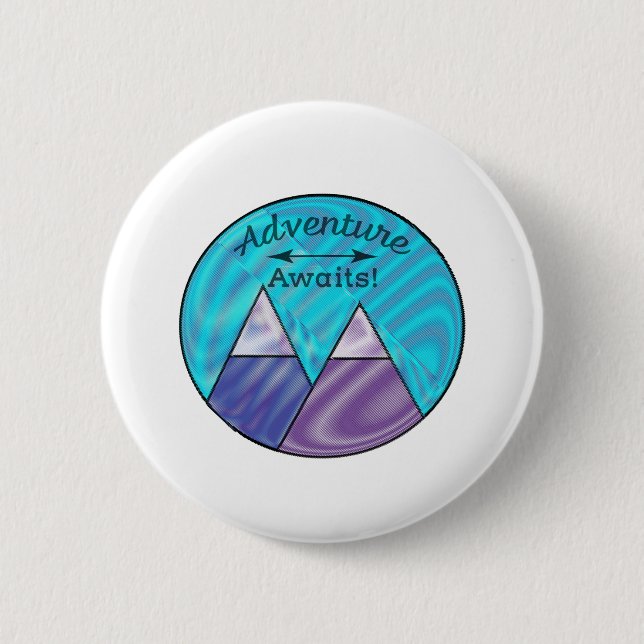 Badge Rond 5 Cm Adventure Await Mountain Peaks (Devant)