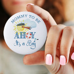 Badge Rond 5 Cm Ahoy C'est un garçon maman d'être Baby shower<br><div class="desc">Ahoy c'est un Baby shower de garçon ou un bouton de Faire-part de grossesse avec Ahoy c'est un garçon et personnalisé avec votre texte personnalisé. Le design présente le soleil portant un casquette de capitaine regardant à travers un télescope. Ahoy c'est un garçon est décoré avec un anneau de bouée...</div>