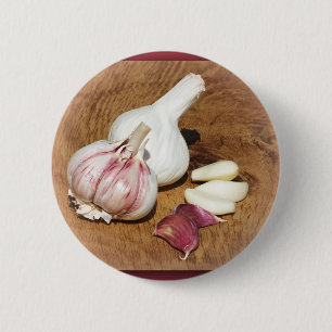Badge Rond 5 Cm ail violet sur une planche de chêne