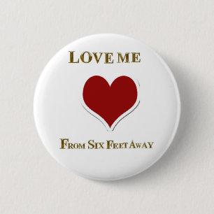 BADGE ROND 5 CM AIME-MOI DE SIX PIEDS DE LOIN