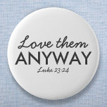 Badge Rond 5 Cm Aimez-Les De Toute Façon | Luc 23:24 Bible Verse F<br><div class="desc">Écriture chrétienne simple et élégante citent le design de l'art avec le verset biblique "Aimez-les de toute façon - Luc 23:24" dans la typographie minimaliste moderne en noir off. Ce design de foi moderne et tendance est le cadeau parfait et la marque de mode. | #christian #religion #écritures #foi #bible...</div>