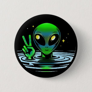 Badge Rond 5 Cm Alien extraterrestre donnant signe de paix