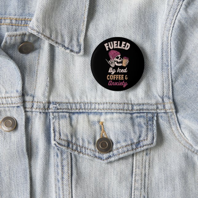 Badge Rond 5 Cm Alimenté Par Le Café Glacé Et L'Anxiété (En situation)
