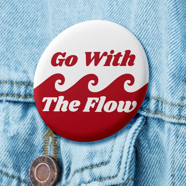 Badge Rond 5 Cm Aller Avec Le Flux Menstruation Red Wave Slogan (Red and white badge with wave graphic and text says 'go with the flow')