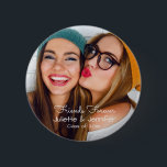 Badge Rond 5 Cm Amis pour toujours | télécharger photo ajouter des<br><div class="desc">Téléchargez votre photo, ajoutez des noms et la date "classe de" pour faire que ce soit le vôtre. Un grand cadeau pour les meilleurs amis qui quittent l'école et veulent toujours avoir leurs meilleurs copains avec eux. Grand cadeau pour les amis pour les fêtes de fin d'études. Un souvenir parfait...</div>