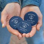 Badge Rond 5 Cm Ancre nautique Famille Réunion Marine Bleu & Blanc<br><div class="desc">Bouton de réunion familiale à thème nautique, affichant fièrement votre nom de famille, date de réunion et emplacement dans élégant script de calligraphie avec texte moderne élégant. Ce design présente l'illustration d'une ancre de bateau personnalisée avec une boussole en blanc sur bleu marine ou customiser facilement l'arrière - plan à...</div>