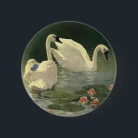 Badge Rond 5 Cm Animaux sauvages vintages Oiseaux, Cygnes blancs v<br><div class="desc">Illustration vintage Image d'oiseaux sauvages victoriens montrant deux beaux cygnes blancs nageant dans un étang ou un lac avec des caleçons et des fleurs.</div>