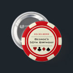 Badge Rond 5 Cm Anniversaire Poker Chip Casino thème Crème rouge<br><div class="desc">Ces boutons crémeux blanc et rouge de puces de poker feraient un cadeau parfait pour le garçon d'anniversaire, ou, pour toute la fête à porter pendant la fête! Personnalisez votre design avec votre nom et votre date de naissance # en noir dans le centre, et anniversaire en rouge sur le...</div>