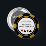 Badge Rond 5 Cm Anniversaire Poker Chip Casino Thème Or Noir<br><div class="desc">Ces boutons en or, blanc et noir de puces de poker feraient un cadeau parfait pour le garçon d'anniversaire, ou, pour toute la fête à porter pendant la fête! Personnalisez votre design avec votre nom et votre date de naissance # en noir dans le centre, et anniversaire en couleur dorée...</div>
