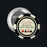 Badge Rond 5 Cm Anniversaire Poker Chip Casino Thème Rouge Noir<br><div class="desc">Ces boutons de puces de poker blanc et noir brillant feraient un cadeau parfait pour le garçon d'anniversaire, ou, pour toute la fête à porter pendant la fête! Personnalisez votre design avec votre nom et votre date de naissance # en noir au centre, et anniversaire en rouge sur le dessus....</div>
