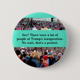 Badge Rond 5 Cm Attendez qui est une protestation