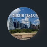 Badge Rond 5 Cm Austin Texas City Skyline Photographie<br><div class="desc">Ce bouton moderne d'Austin Texas dispose d'un beau ciel bleu et de nuages au-dessus de la ligne d'horizon de la ville. Tous les nouveaux bâtiments contre les beaux arbres verts qui incarnent la beauté du centre-ville urbain et la nature des lieux. Un cadeau de séjour idéal pour un visiteur ou...</div>