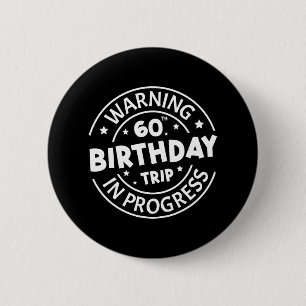 Badge Rond 5 Cm Avertissement 60e anniversaire Voyage en cours Drô