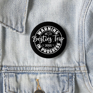 Badge Rond 5 Cm Avertissement Besties Voyage en cours Blanc sur No