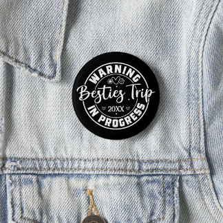 Badge Rond 5 Cm Avertissement Besties Voyage en cours Blanc sur No