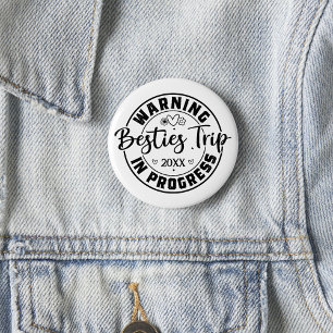 Badge Rond 5 Cm Avertissement Besties Voyage en cours Noir sur Bla