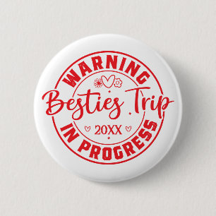 Badge Rond 5 Cm Avertissement Besties Voyage en cours Rouge sur bl