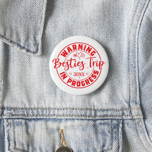 Badge Rond 5 Cm Avertissement Besties Voyage en cours Rouge sur bl