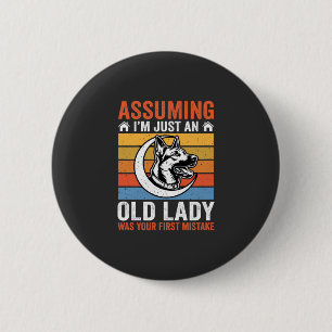Badge Rond 5 Cm Avertissement Vieille Dame Chien Rétro