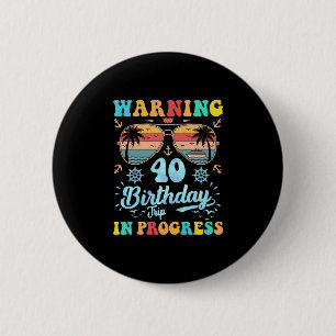 Badge Rond 5 Cm Avertissement Voyage pour les 40 ans en cours Drôl