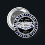 Badge Rond 5 Cm Bachelor Party Poker Chips - Bouton bleu foncé<br><div class="desc">🥇 UN DESIGN D'ART ORIGINAL DE DROIT D'AUTEUR DE Donna Siegrist SEULEMENT DISPONIBLE SUR ZAZZLE!. Style Casino Poker Chip Button Pin. Invitations de Bachelor Party (Ajouter votre ville et votre État). Doté d'un design à thème bleu foncé, argent et noir Las Vegas stylisé prêt pour vous à personnaliser avec votre...</div>