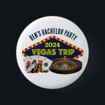 Badge Rond 5 Cm Bachelor Party sur mesure Las Vegas Trip Casino<br><div class="desc">Customisez vos propres boutons d'excursions pour une escapade à Las Vegas. Un bouton personnalisé cool avec des agrafes de casino de jeu comme un jeu de cartes,  des jetons de poker,  et roulette roue avec Vegas Trip en script jaune. Amusant design de joueur pour vos groomsmen et meilleur homme.</div>