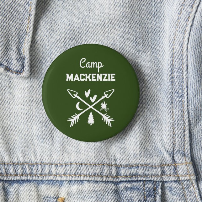 Badge Rond 5 Cm Bachelorette de camp Retro Bouton vert personnalis (Cute personalized Camp Bach pin button with arrows in forest green.)