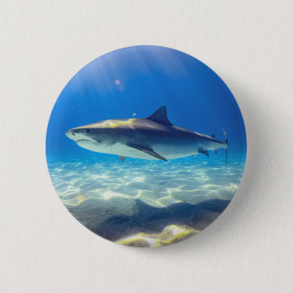 Badge Rond 5 Cm Baignade de requins Eau bleu de l'océan