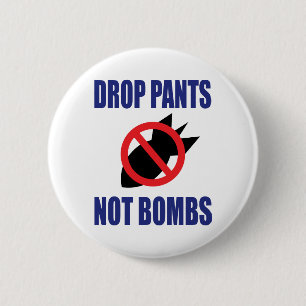 Badge Rond 5 Cm Baisser le pantalon, pas les bombes - Slogan drôle