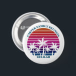 Badge Rond 5 Cm Balise de nom de famille de palmier de plage perso<br><div class="desc">Cool correspondant nom de réunion de famille bouton à porter sur une croisière île. Doté de beaux palmiers face à un joli coucher de soleil de plage rose. Boutons personnalisés parfaits pour votre séjour d'été à la mer.</div>