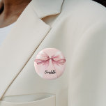 Badge Rond 5 Cm Balise de nom rose bow<br><div class="desc">Un arrière - plan rose pâle et doux. Décoré d'un grand arc. Personnalisez et ajoutez votre nom. Script de style manuscrit noir.</div>