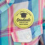Badge Rond 5 Cm Balise Nom personnalisé du diplômé du lycée jaune<br><div class="desc">Ce bouton moderne jaune et noir personnalisé senior de deuxième cycle propose une typographie blanche classe de votre nom de lycée ou de collège pour la classe de 2025. Customisez avec votre année de graduation sous l'écriture manuscrite noire chic et le casquette noir grad pour une grande étiquette de graduation...</div>