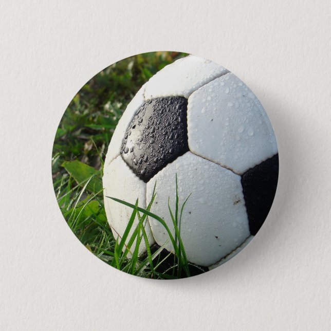 Badge Rond 5 Cm Balle de football noir et blanc en herbe verte (Devant)