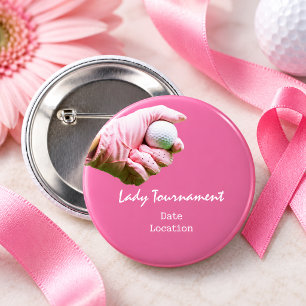 Badge Rond 5 Cm Balle de golf dans la main d'une golfeuse sur fond